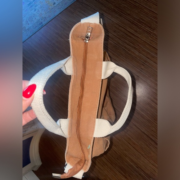 Lily queen canvas tote bag. Adjustable straps. Zipper closure - Picture 3 of 4